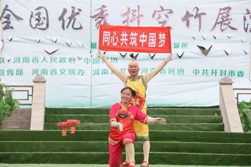 2018中国（开封）清明文化节全国优秀抖空竹展演在清明上河园举行