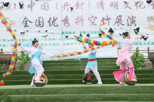 2018中国（开封）清明文化节全国优秀抖空竹展演在清明上河园举行