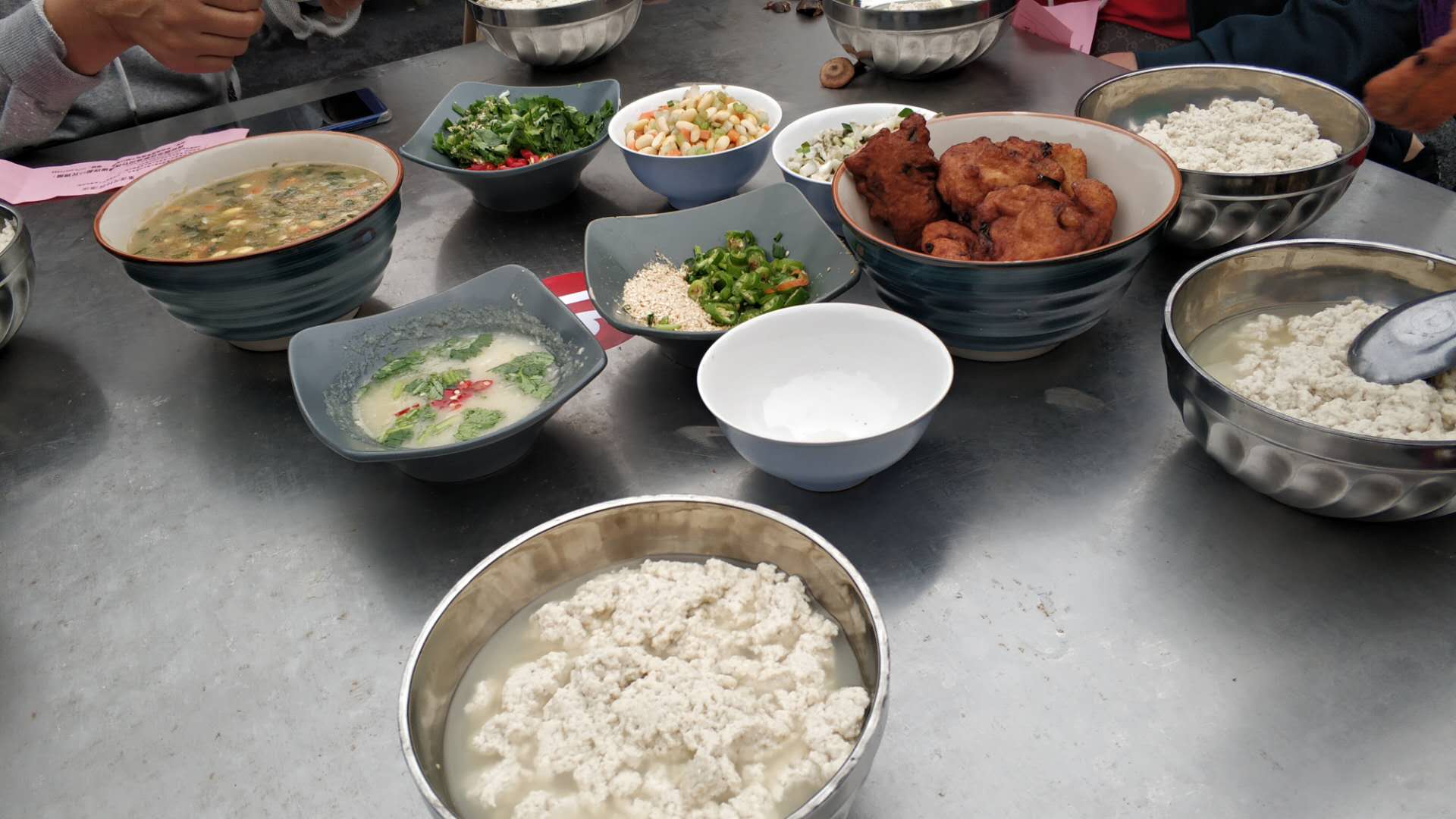 重渡沟景区万名游客现场秒光5000斤豆腐 免费吃还发钱