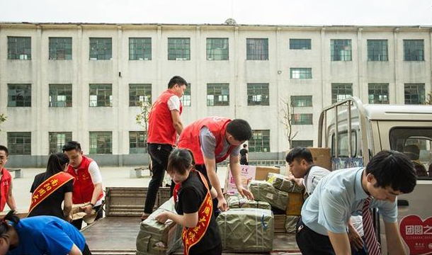 周大生珠宝走进南阳市金华镇罗营小学捐助“团圆之屋”