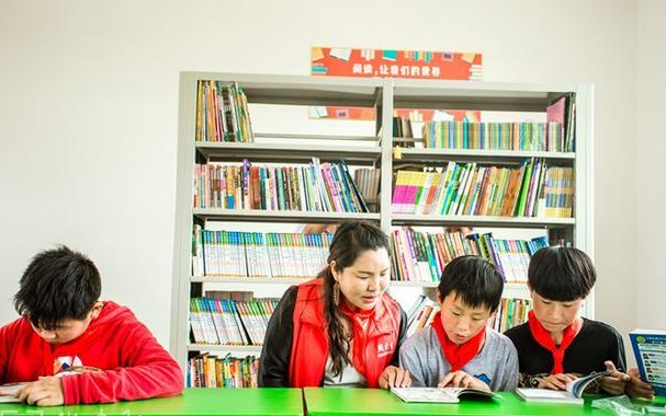 周大生珠宝走进南阳市金华镇罗营小学捐助“团圆之屋”