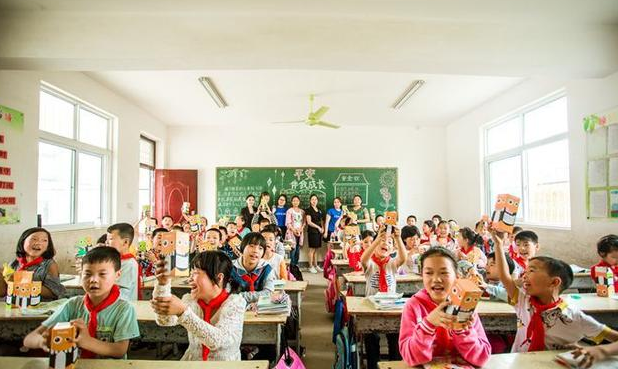 周大生珠宝走进南阳市金华镇罗营小学捐助“团圆之屋”