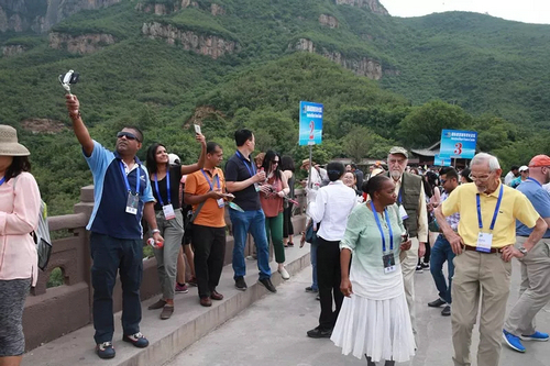 参加2018中国（郑州）国际旅游城市市长论坛的国际旅行商走进云台山