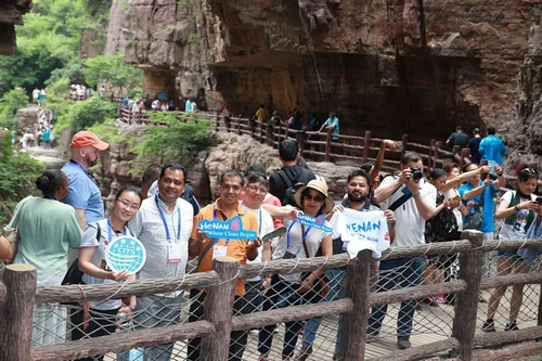 参加2018中国（郑州）国际旅游城市市长论坛的国际旅行商走进云台山