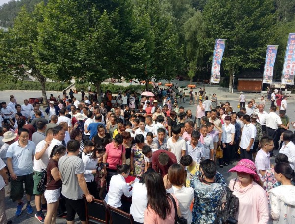庆七一，栾川贫困群众走进鸡冠洞，共享旅游发展成果