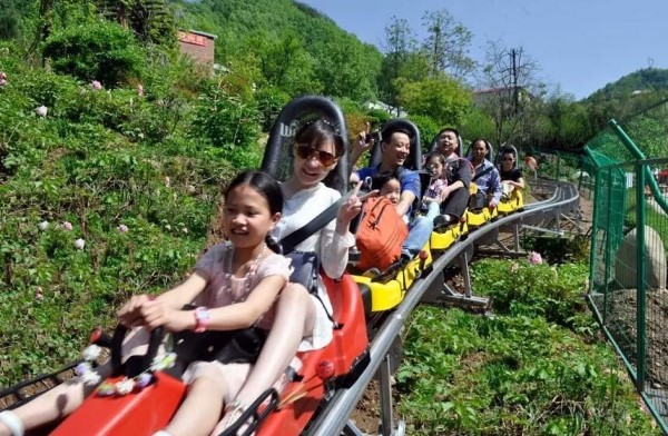 庆七一，栾川贫困群众走进鸡冠洞，共享旅游发展成果