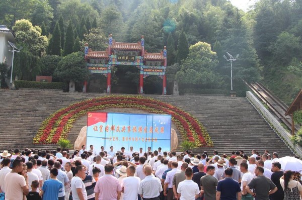 庆七一，栾川贫困群众走进鸡冠洞，共享旅游发展成果