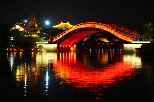 清明上河园：夜深花未眠 夜游赏菊正当时