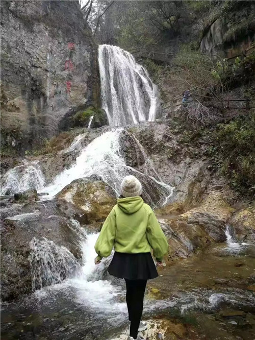 重渡沟景区：初冬醉山野 群游登高山