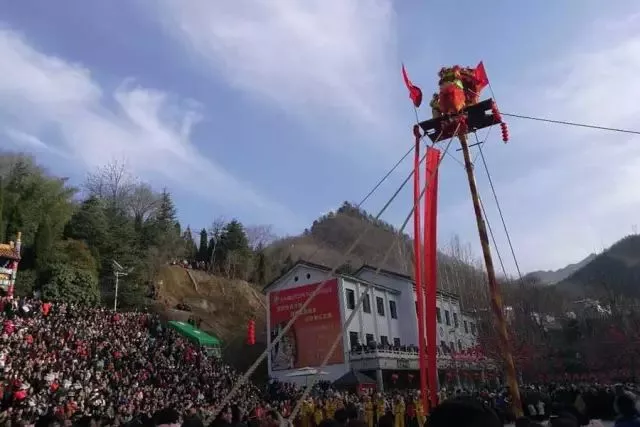 滑雪寻俗泡温泉，鸡冠洞里过大年