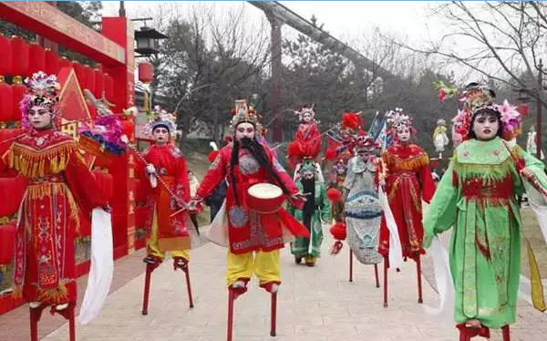 滑雪寻俗泡温泉，鸡冠洞里过大年