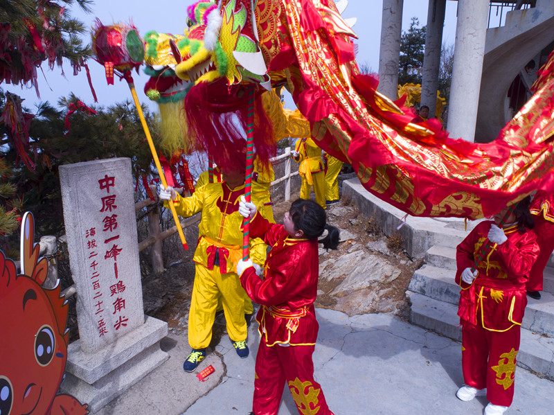 悬崖峭壁巨龙舞动 喜迎龙抬头祈福国泰民安