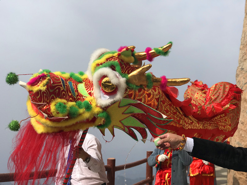 悬崖峭壁巨龙舞动 喜迎龙抬头祈福国泰民安