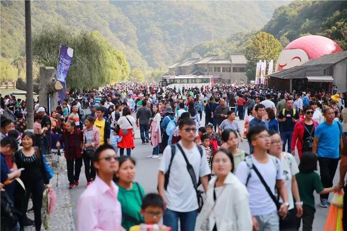 仅3天11万游客到云台山疯狂打卡！