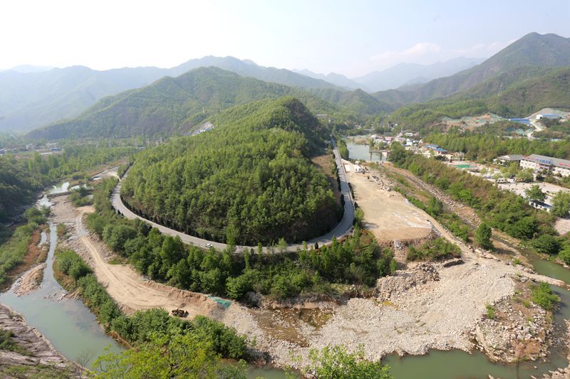 百名中原网络大咖走进西峡龙潭沟和五道幢