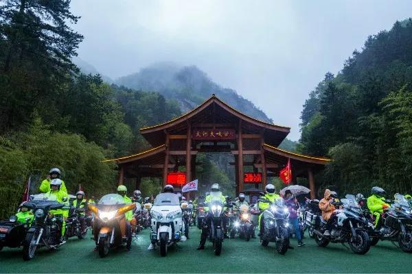 千辆机车集体漂移，天河大峡谷上演雨中大逆转