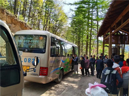 龙峪湾全方位服务 温暖“五一”小长假