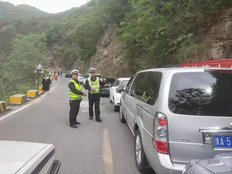 青龙山慈云寺景区＂五一“假期热闹非凡