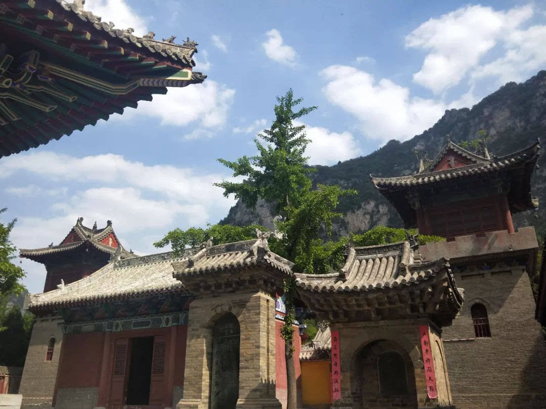 青龙山慈云寺景区＂五一“假期热闹非凡