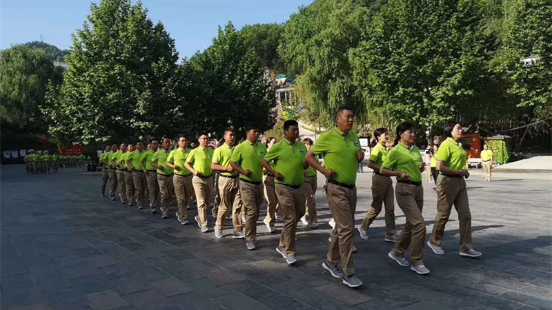 鸡冠洞晨会训练首次亮相，一场晨会开启一天快乐工作