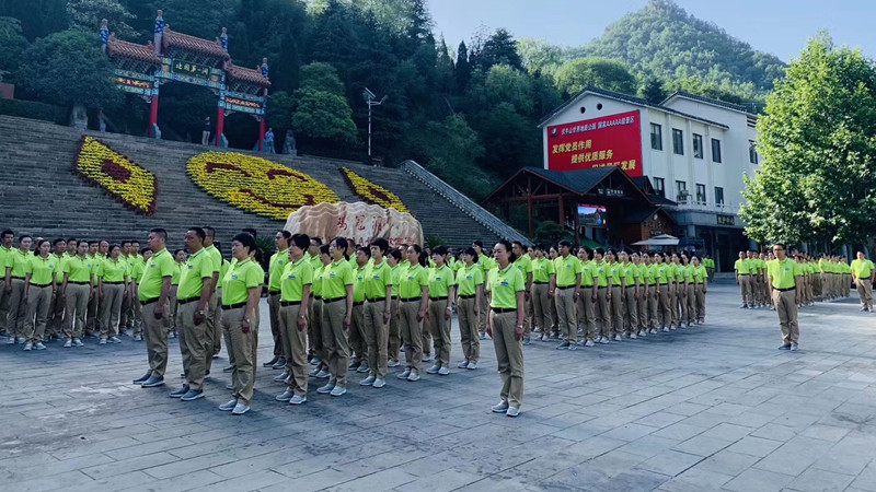 鸡冠洞晨会训练首次亮相，一场晨会开启一天快乐工作