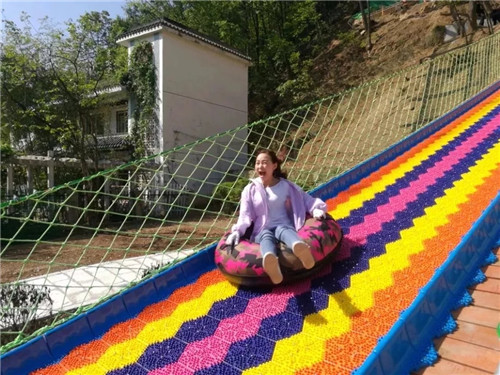 畅游鸡冠洞 开启清凉消夏之旅