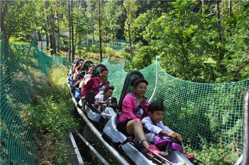 畅游鸡冠洞 开启清凉消夏之旅
