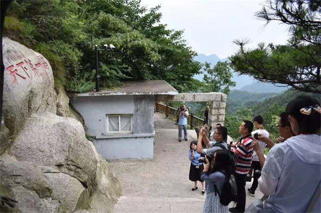 相约23度的夏天 文旅达人、主流官媒争相打卡鸡公山