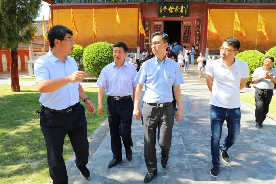 中国美术家协会副主席何家英参观太昊陵，感悟伏羲文化