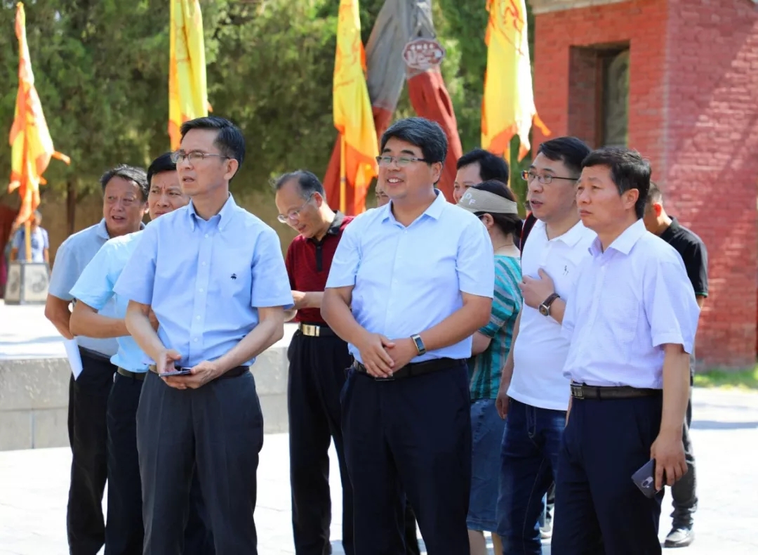 中国美术家协会副主席何家英参观太昊陵，感悟伏羲文化