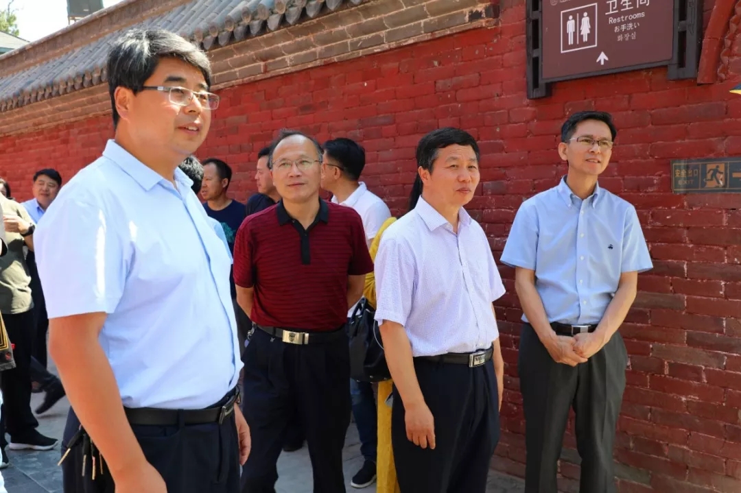 中国美术家协会副主席何家英参观太昊陵，感悟伏羲文化