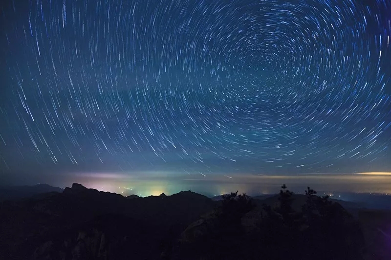 小暑：倏忽温风至，因循小暑来；白云山前过，清风徐徐来