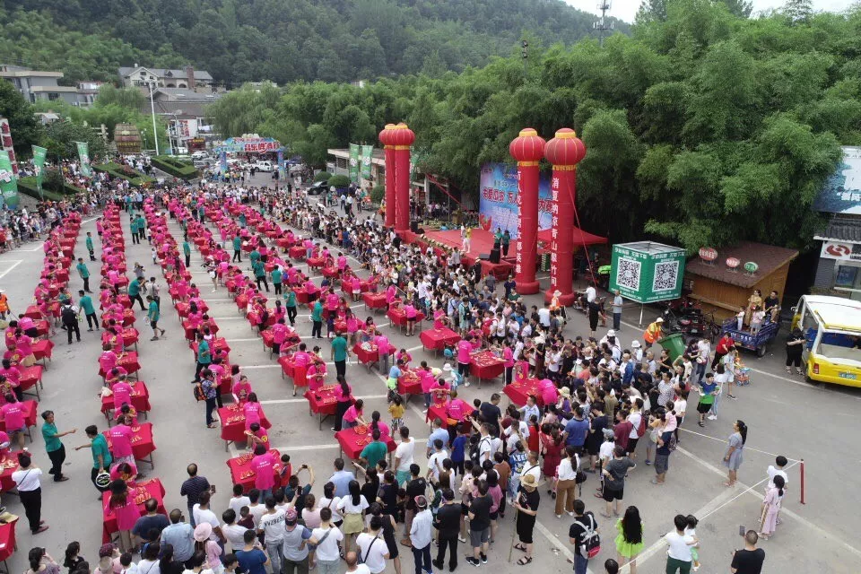 超燃！重渡沟万人免费吃西瓜大赛劲爆上演！