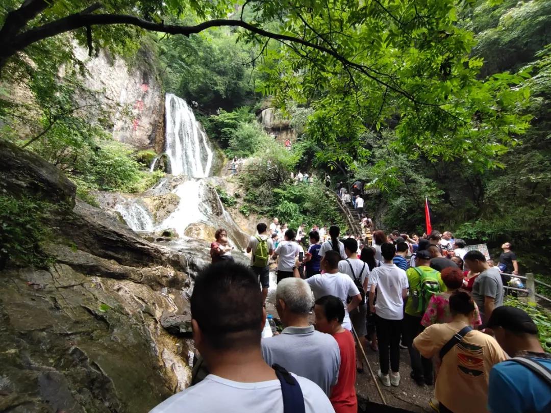 高速免费迎来首个周末，重渡沟风景区迎来客流高峰