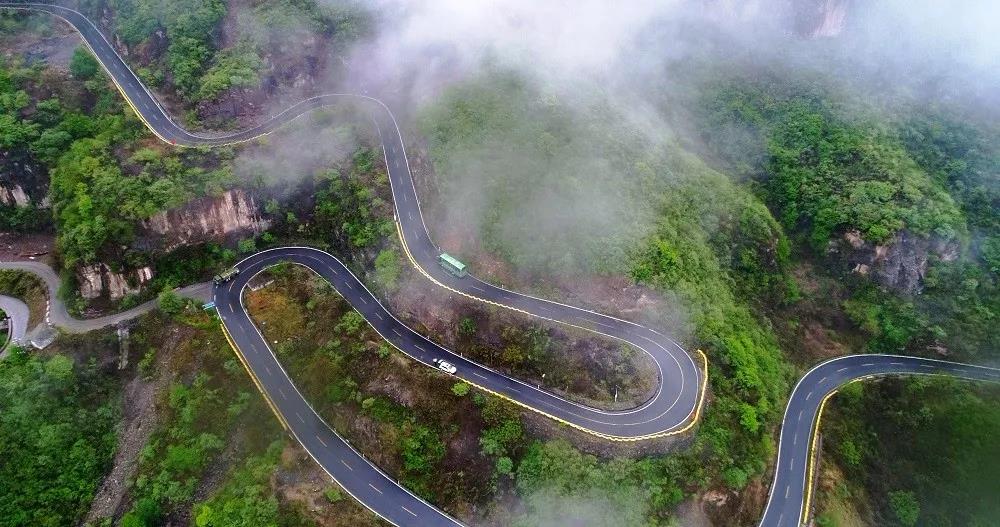 云台山悬崖上的“过山车”，游客大呼刺激！