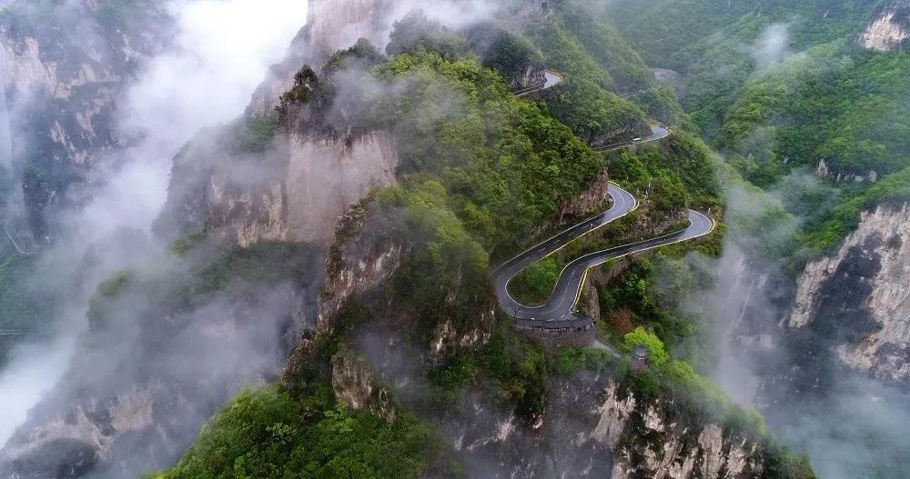 云台山悬崖上的“过山车”，游客大呼刺激！