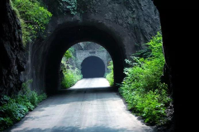 云台山悬崖上的“过山车”，游客大呼刺激！