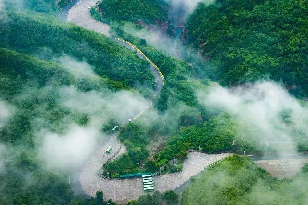 云台山悬崖上的“过山车”，游客大呼刺激！