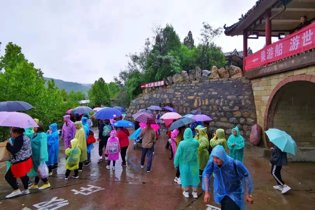 【中秋节黄河三峡景区实况播报】雨中，这么多的游客！！