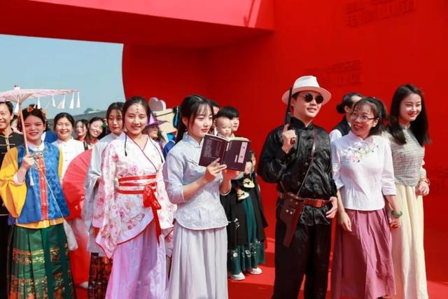 戏精穿越大会亮相 建业·华谊兄弟电影小镇试运营首日