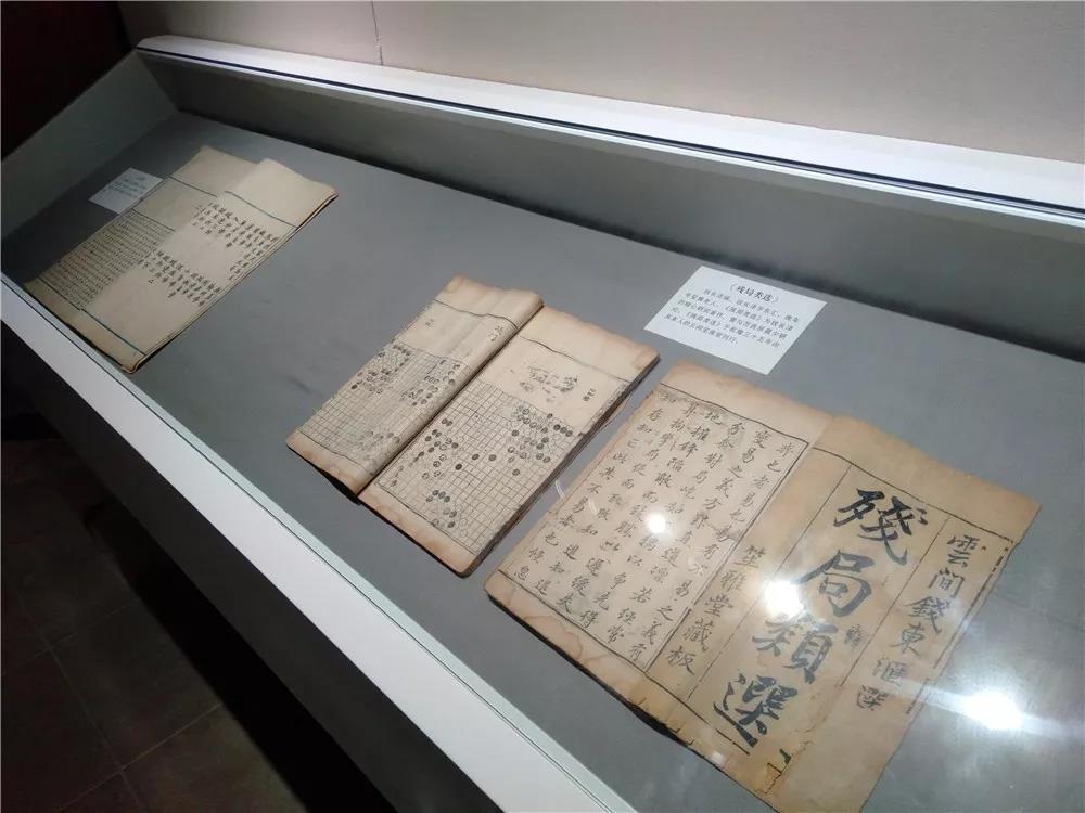 中国佛教最大围棋器具、古籍展在嵩山少林寺举行 中国佛教最大围棋器具、古籍展在嵩山少林寺举行