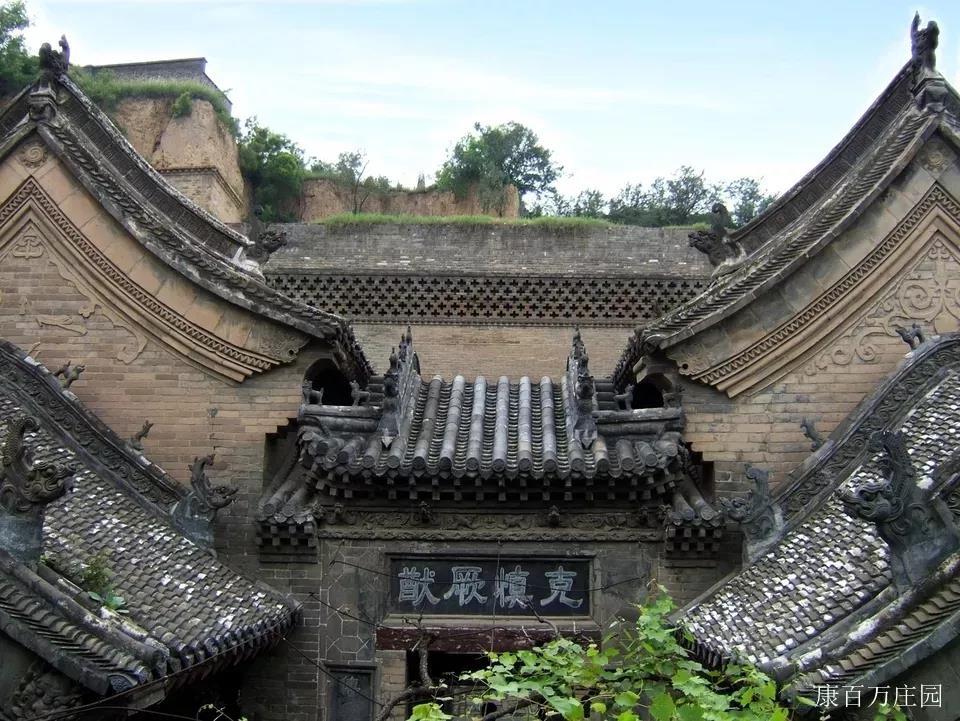屹立百年的守护者——屋脊上的神兽