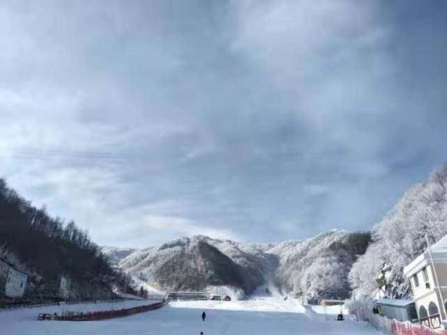 洛阳伏牛山滑雪度假乐园首滑仪式圆满举办，68元特惠畅玩冰雪嘉年华！