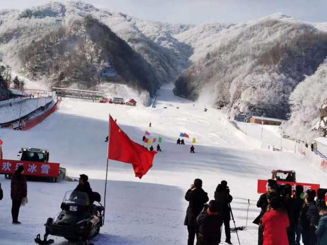 洛阳伏牛山滑雪度假乐园首滑仪式圆满举办，68元特惠畅玩冰雪嘉年华！