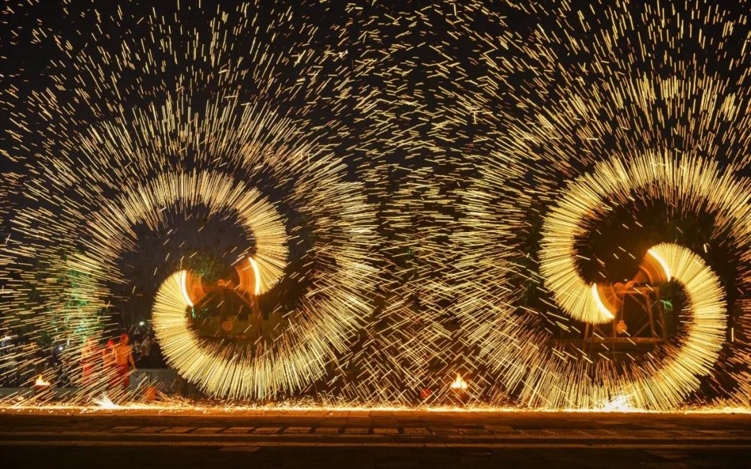 太震撼了丨一定要来台儿庄古城看非遗绝技，1500℃“火龙钢花”！