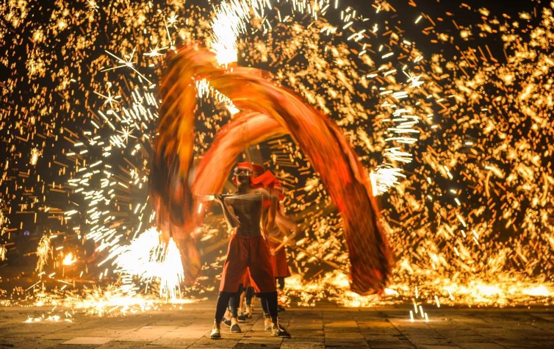 太震撼了丨一定要来台儿庄古城看非遗绝技，1500℃“火龙钢花”！