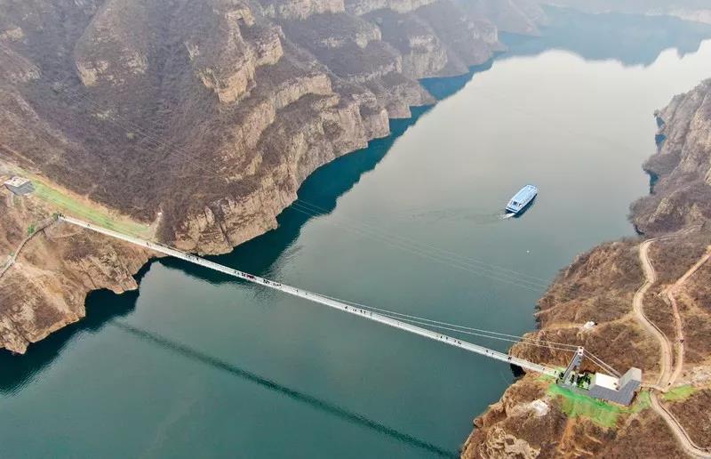 河南黄河三峡景区玻璃栈道横跨黄河两岸