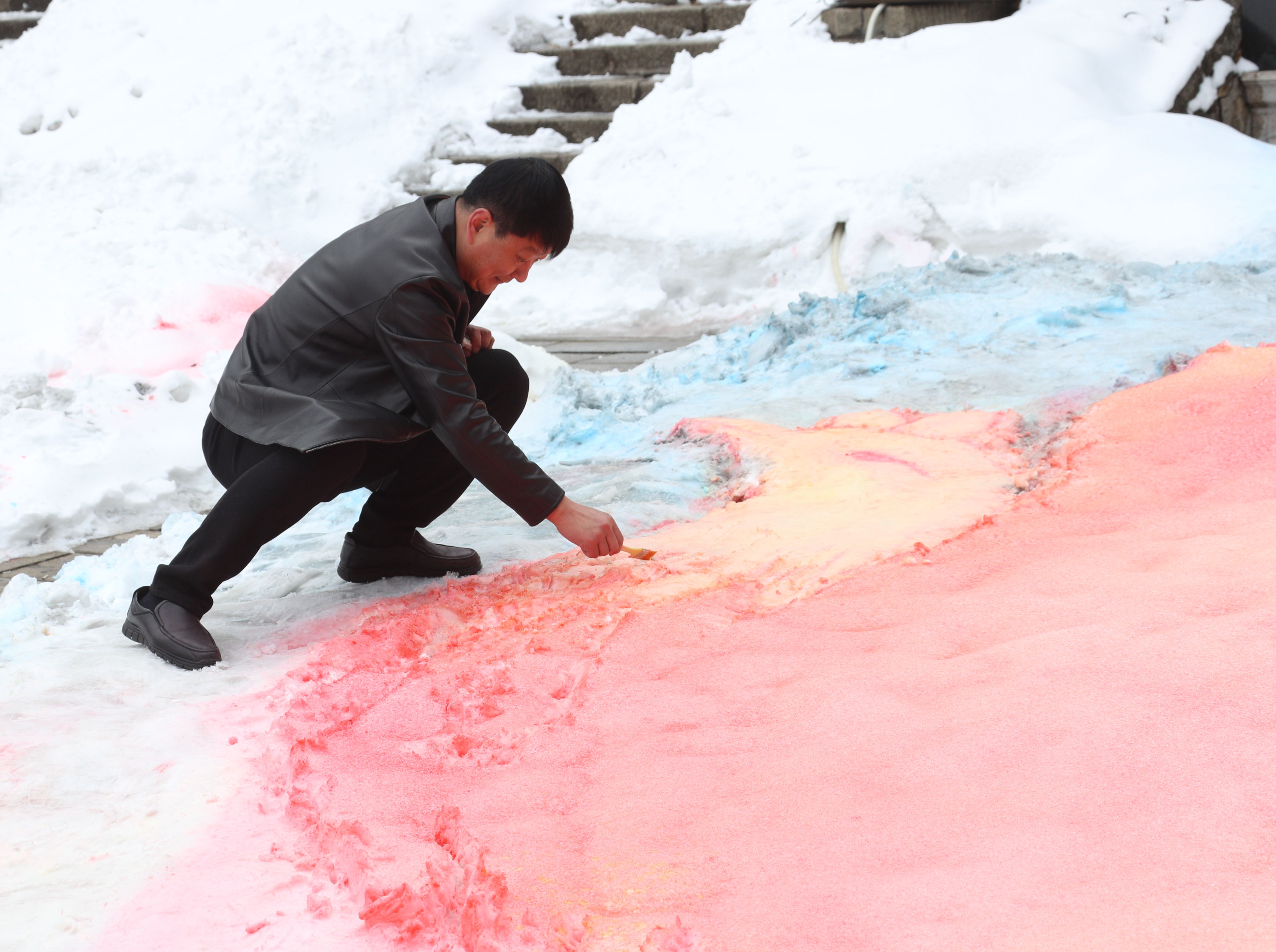 河南洛阳老君山：民众山巅雪地绘“浴火重生”加油武汉