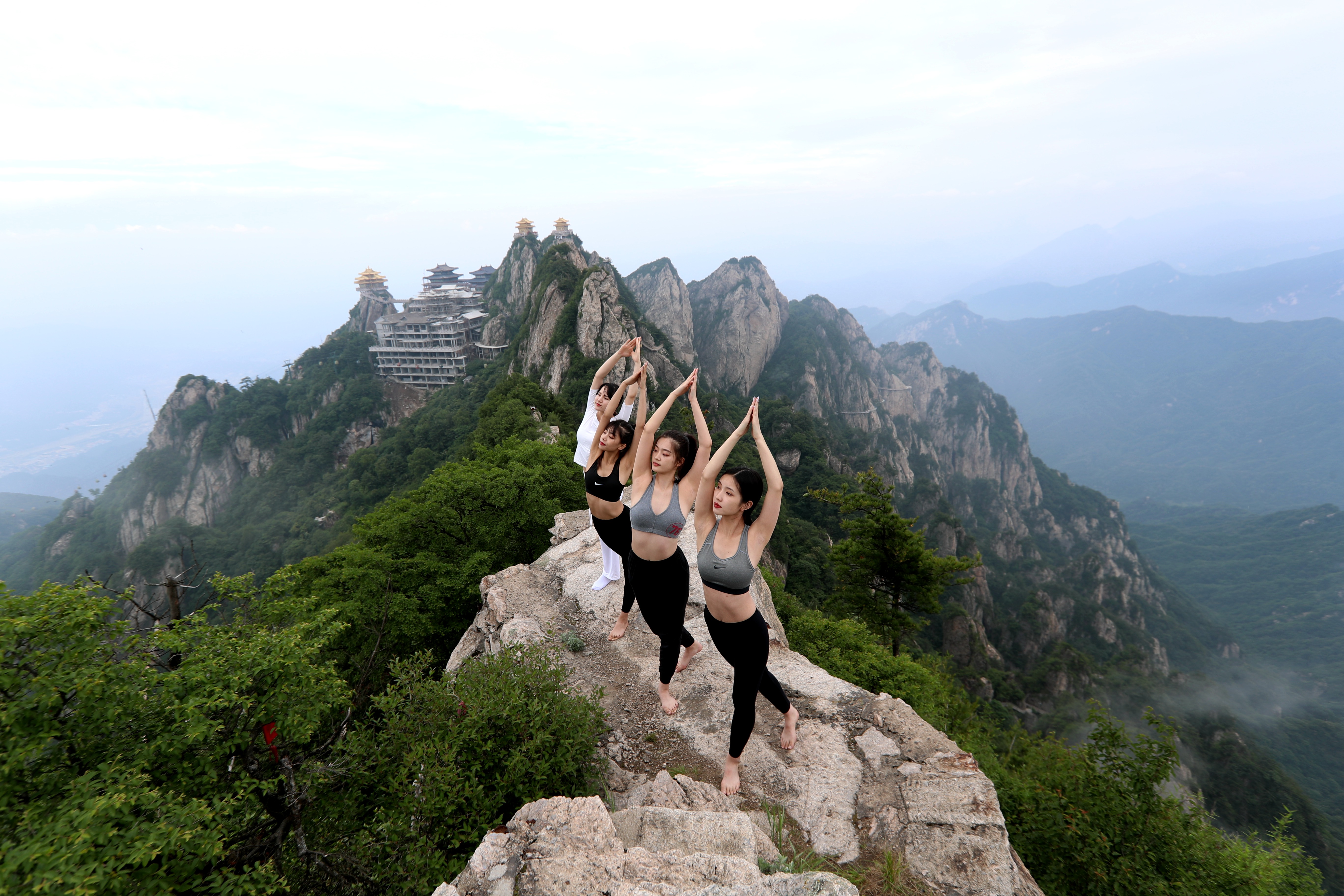 美女组团2000米绝壁“玩命”挑战悬崖瑜伽