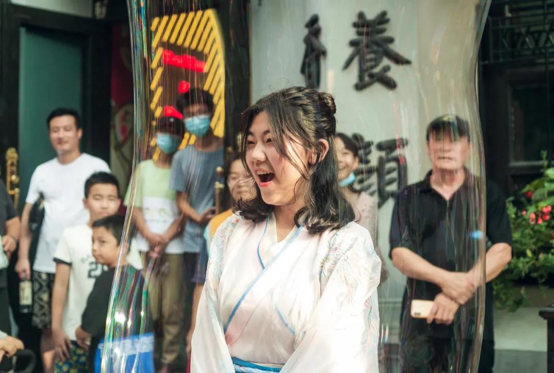 娃见疯！电影小镇蹦蹦跳跳泡泡节来啦！